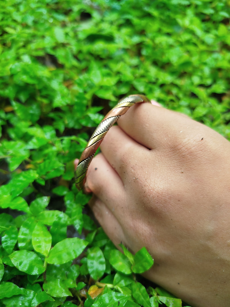 Copper bracelet for men spiral top angle